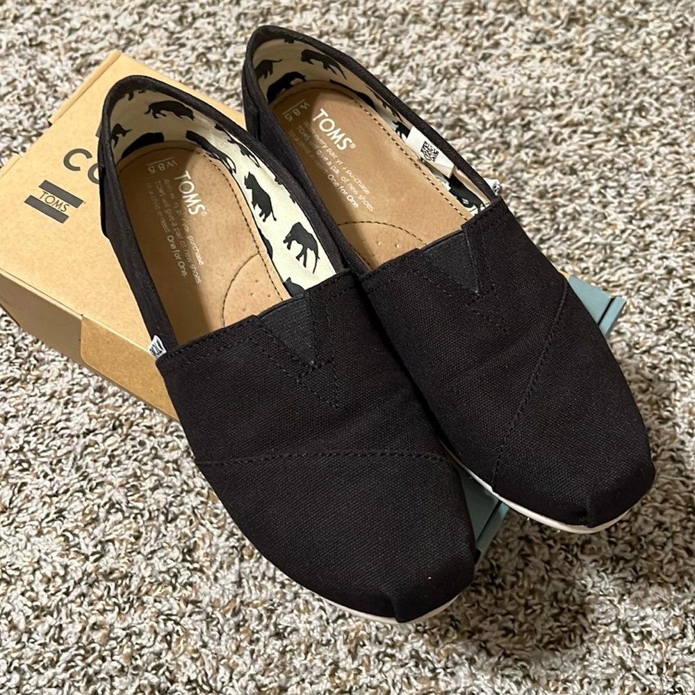 Woman’s Toms - Classic Black Canvas size 8.5. Like New!
